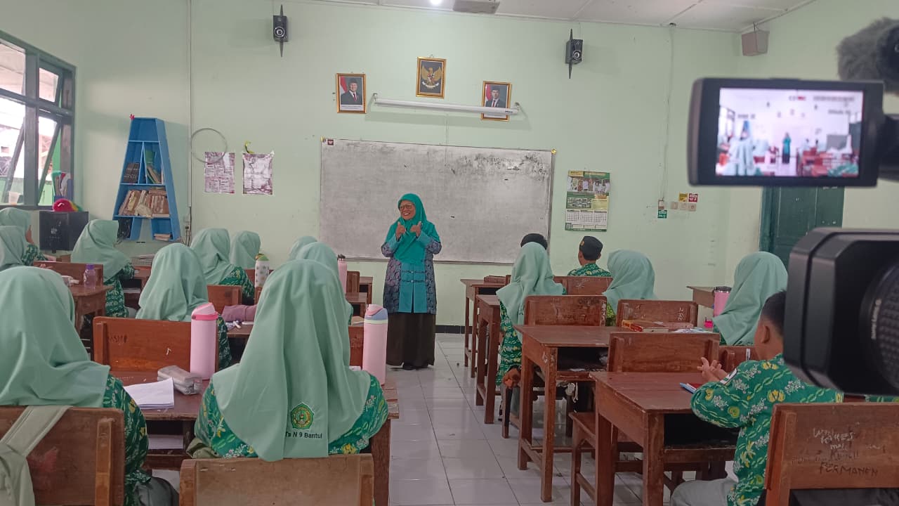 Belajar Hobbies Lebih Interaktif dengan Media Gambar dan Percakapan Kelompok
